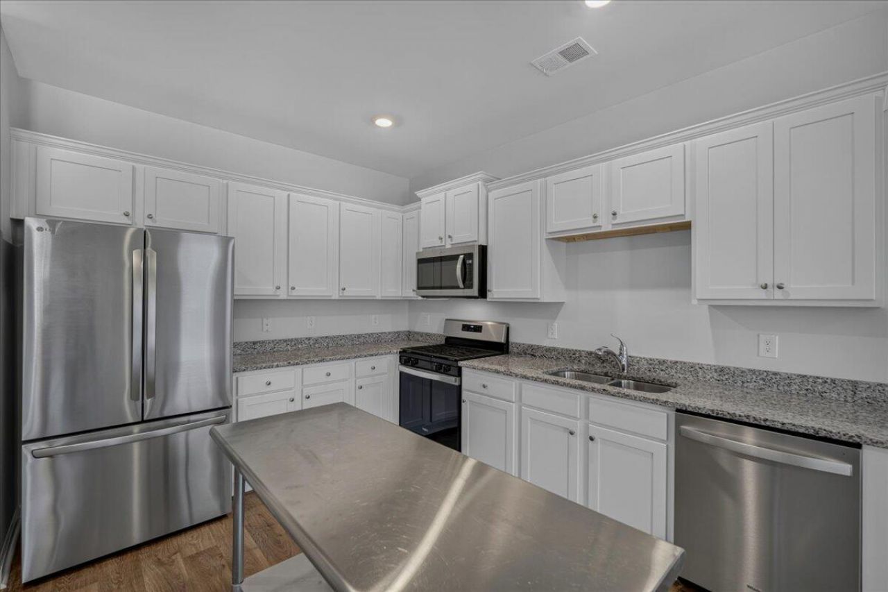 150 Cloverleaf Street Photo 28