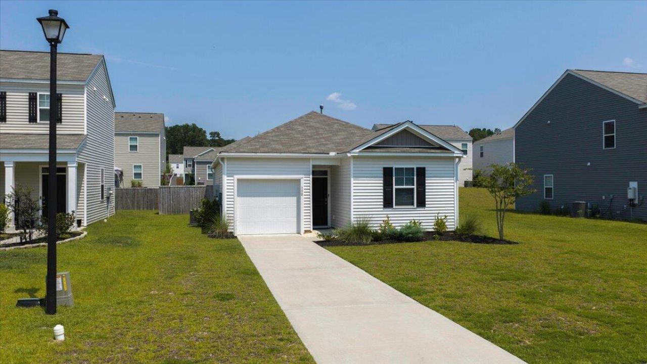 150 Cloverleaf Street Photo 4