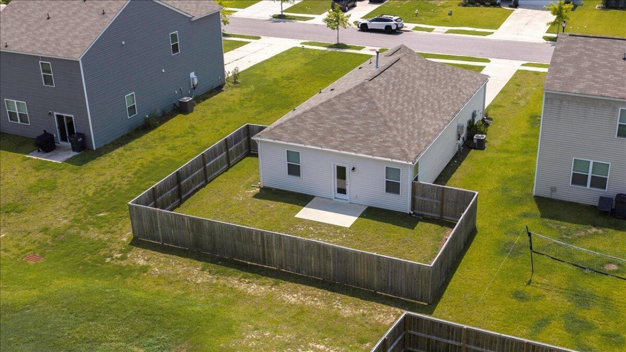 150 Cloverleaf Street Photo 40