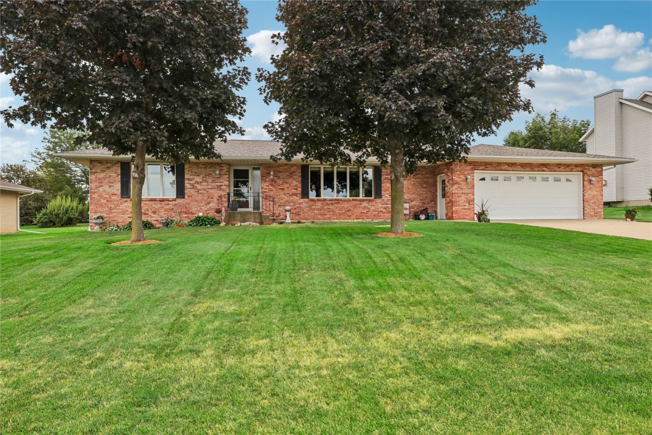 403 4th Street E, Newhall, IA 52315 Main Photo