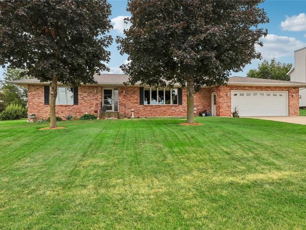403 4th Street E, Newhall, IA 52315