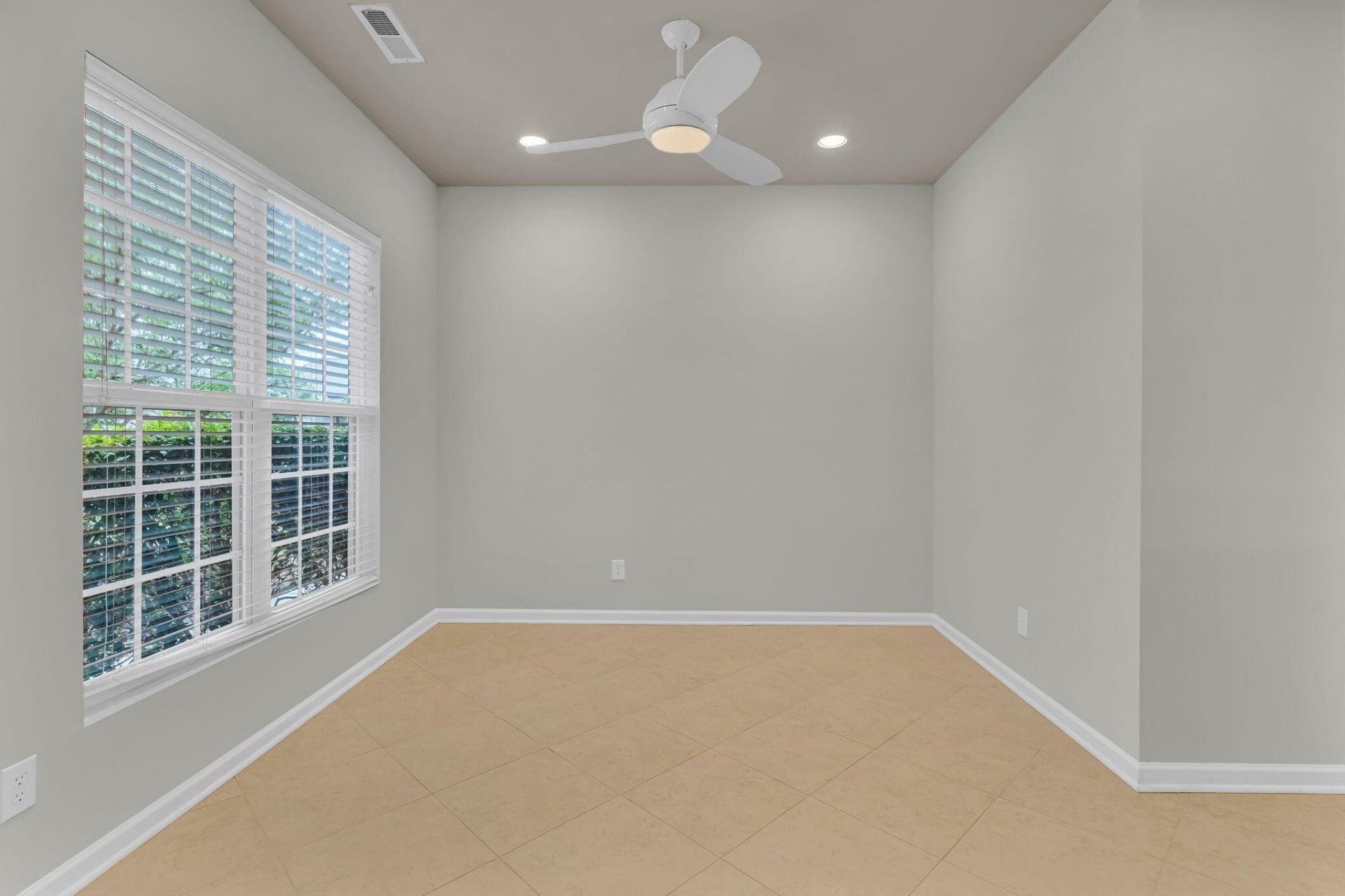 407 Waterlily Way Photo 15