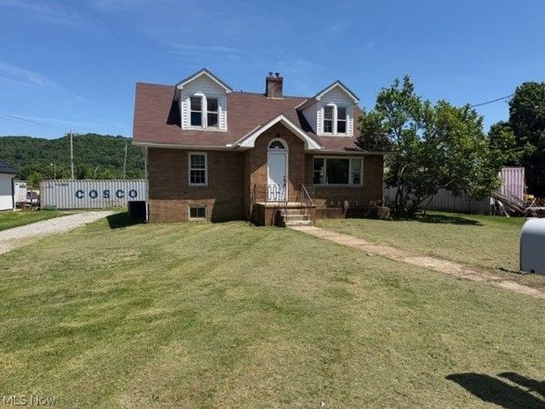 1525 Roanoke Avenue , Uhrichsville, OH 44683