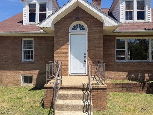 1525 Roanoke Avenue , Uhrichsville, OH 44683