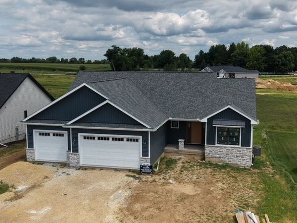 9 Viola Court , Le Claire, IA 52753