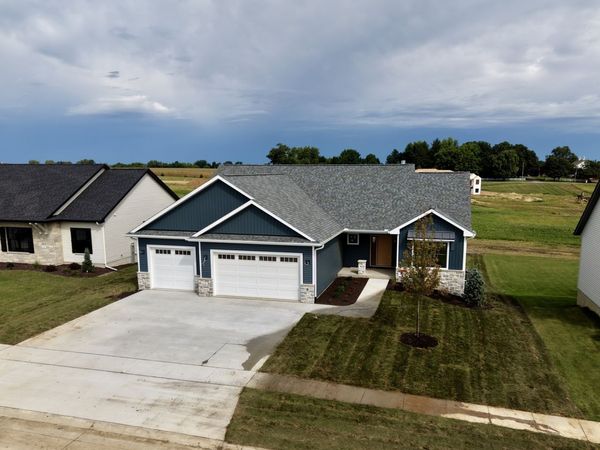 9 Viola Drive, Le Claire, IA 52753