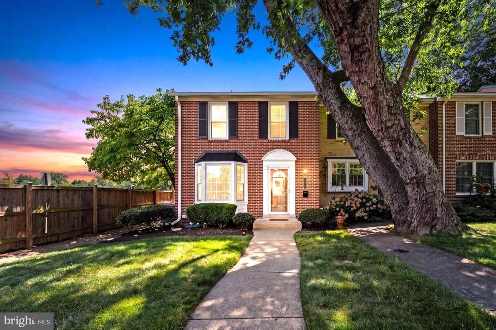 558 Windover Avenue Nw, Vienna, VA 22180 Main Photo