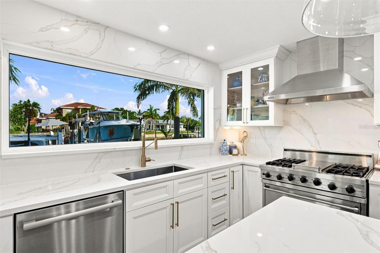 2022 Hawaii Avenue Ne, Saint Petersburg, FL 33703 Photo