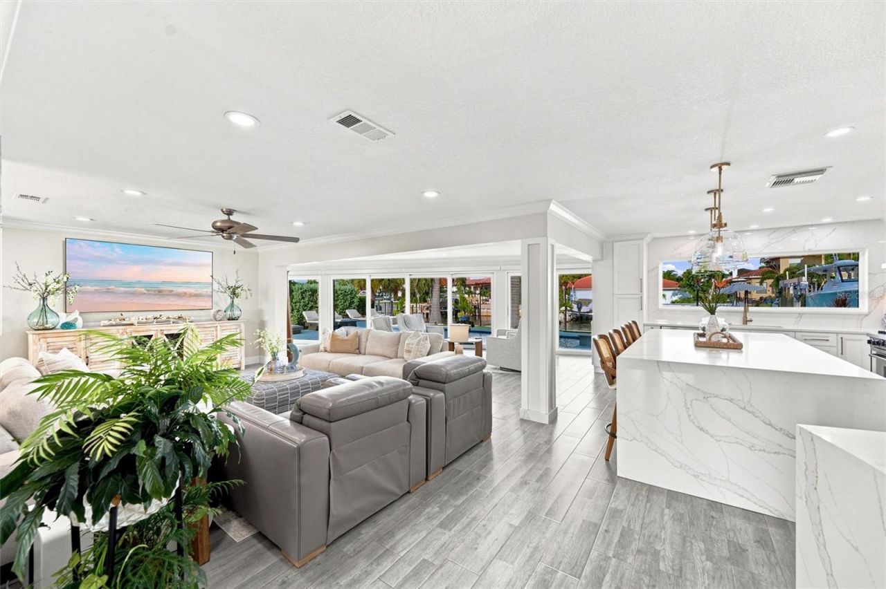 2022 Hawaii Avenue Ne, Saint Petersburg, FL 33703 Photo