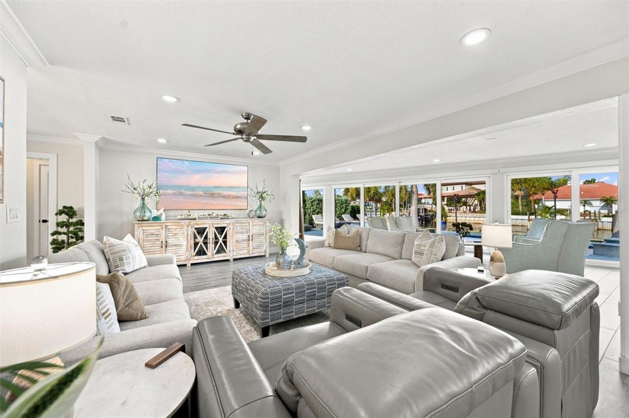 2022 Hawaii Avenue Ne, Saint Petersburg, FL 33703 Photo