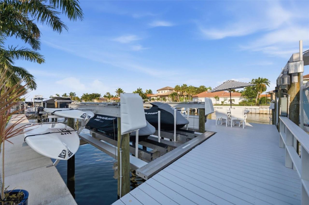2022 Hawaii Avenue Ne, Saint Petersburg, FL 33703 Photo