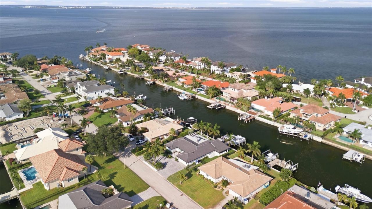 2022 Hawaii Avenue Ne, Saint Petersburg, FL 33703 Photo