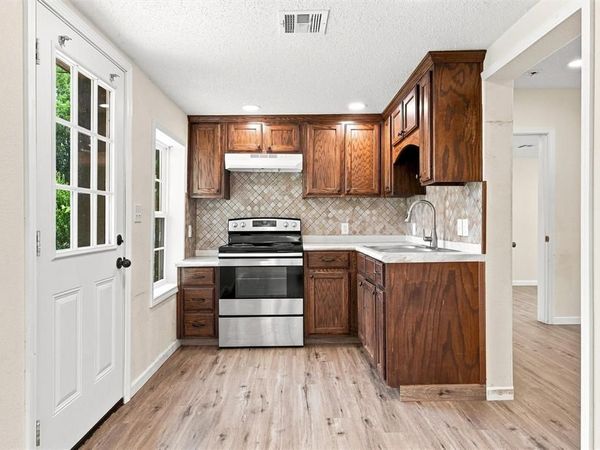 1126 W 7th Street, McGregor, TX 76657