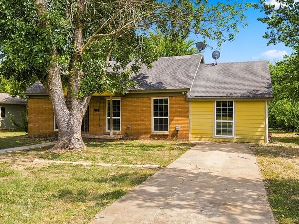 1126 W 7th Street, McGregor, TX 76657