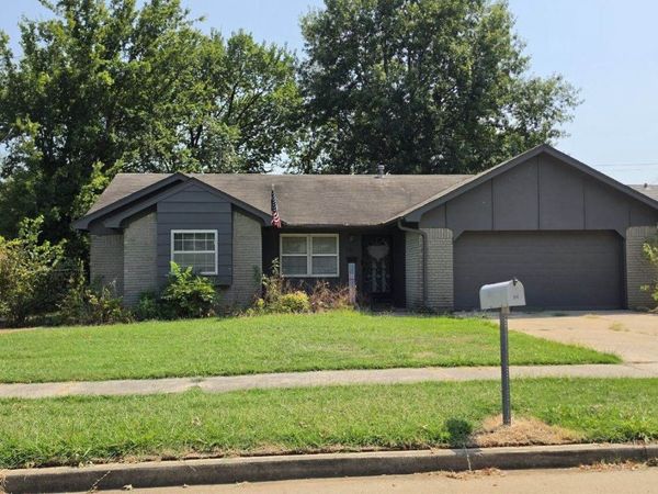 1101 W 14th Place , Claremore, OK 74017