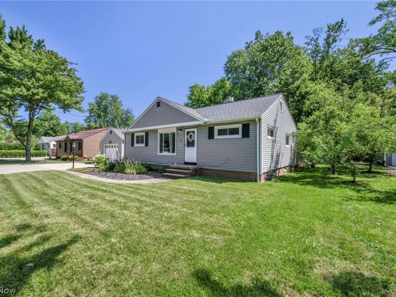 6033 Stearns Road, North Olmsted, OH 44070 Photo 2
