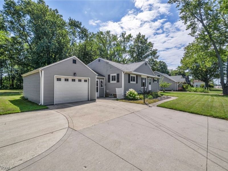 6033 Stearns Road, North Olmsted, OH 44070 Photo 3