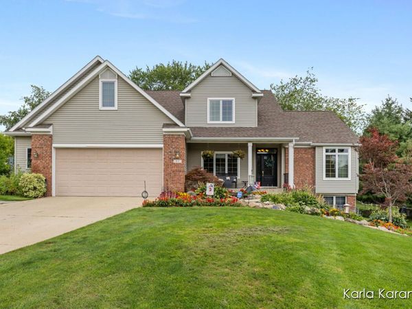 61 Greystone Court NE, Rockford, MI 49341