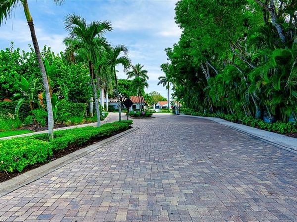 583 Beachwalk CIR, Unit Q-101, NAPLES, FL 34108