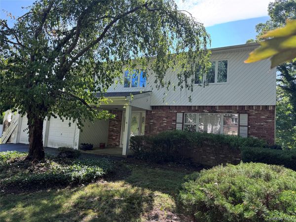 16 Herrick Avenue , Dix Hills, NY 11746