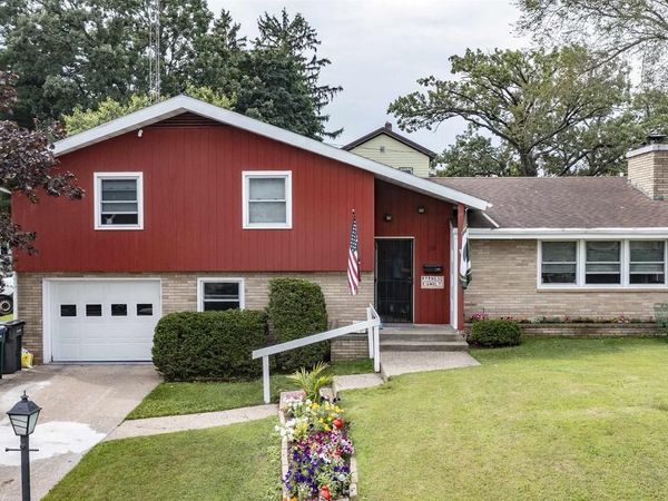 119 W BADGER STREET, Waupaca, WI 54981