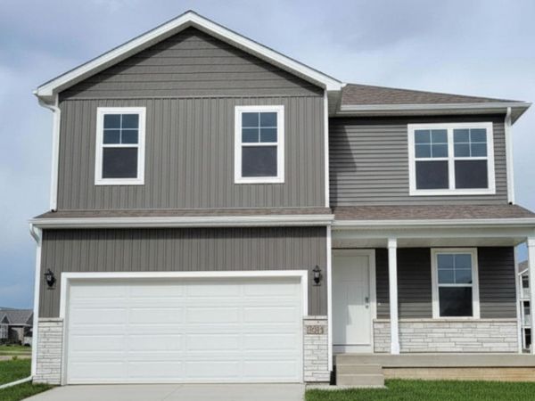 2783 Cecelia Drive, Hiawatha, IA 52233