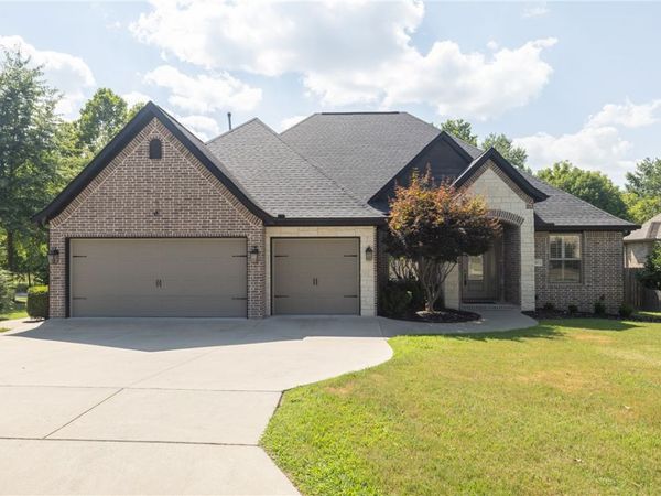 1801 N Candleshoe Drive , Fayetteville, AR 72701