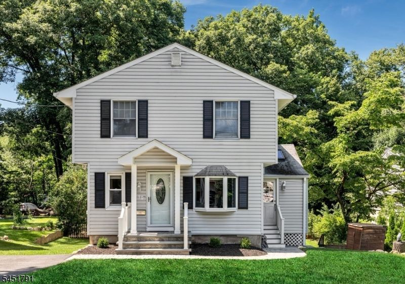19 Edgewood Rd, Ringwood, NJ 07456 Main Photo