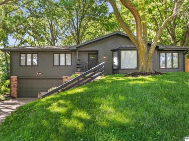 8911 Raven Oaks Drive, Omaha, NE 68152