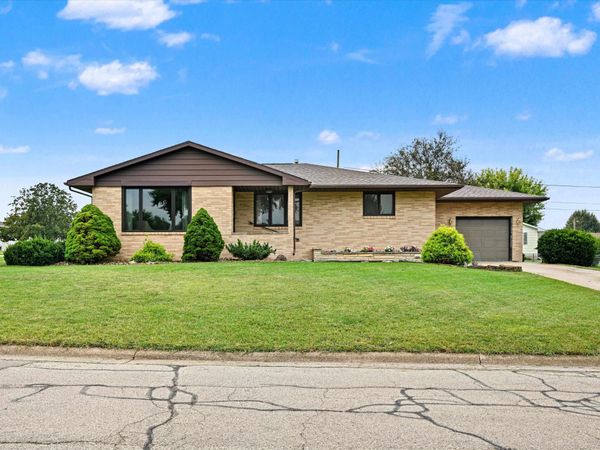 727 SE 10th Avenue, Dyersville, IA 52040