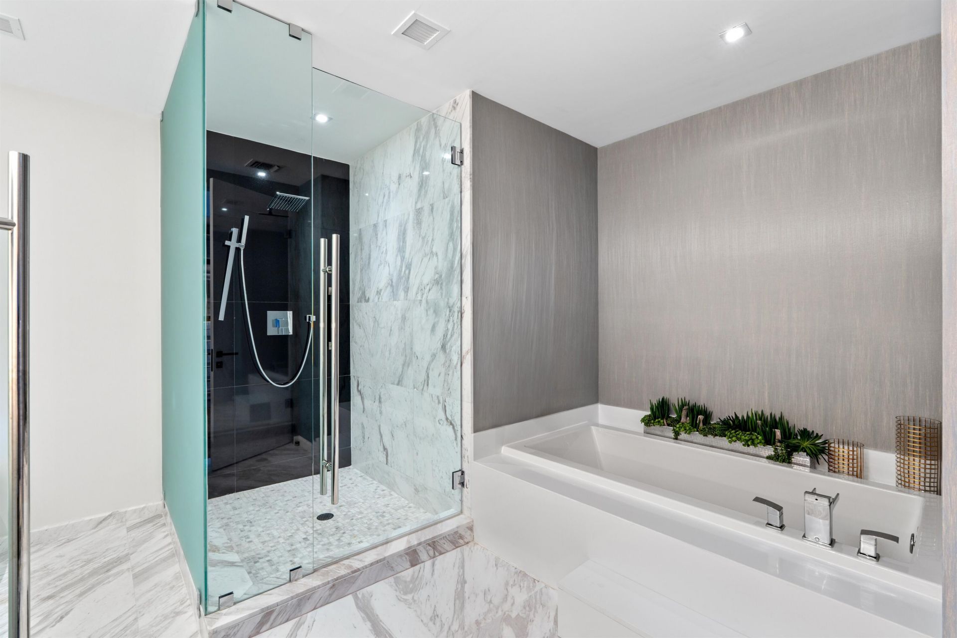 701 N Fort Lauderdale Beach Boulevard, Unit 405, Fort Lauderdale, FL 33304 Photo