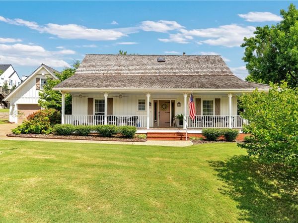 2180 E Camelot Place, Fayetteville, AR 72701