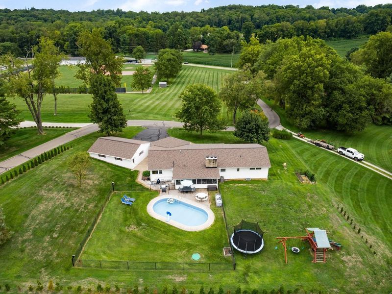 107 Linnell Drive NW, Granville, OH 43023 Photo 2