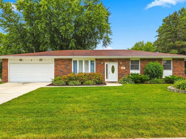 5697 Sunset Drive, Dubuque, IA 52002