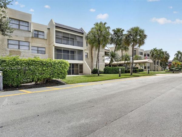 220 Lakeview Dr , Unit 210, Weston, FL 33326