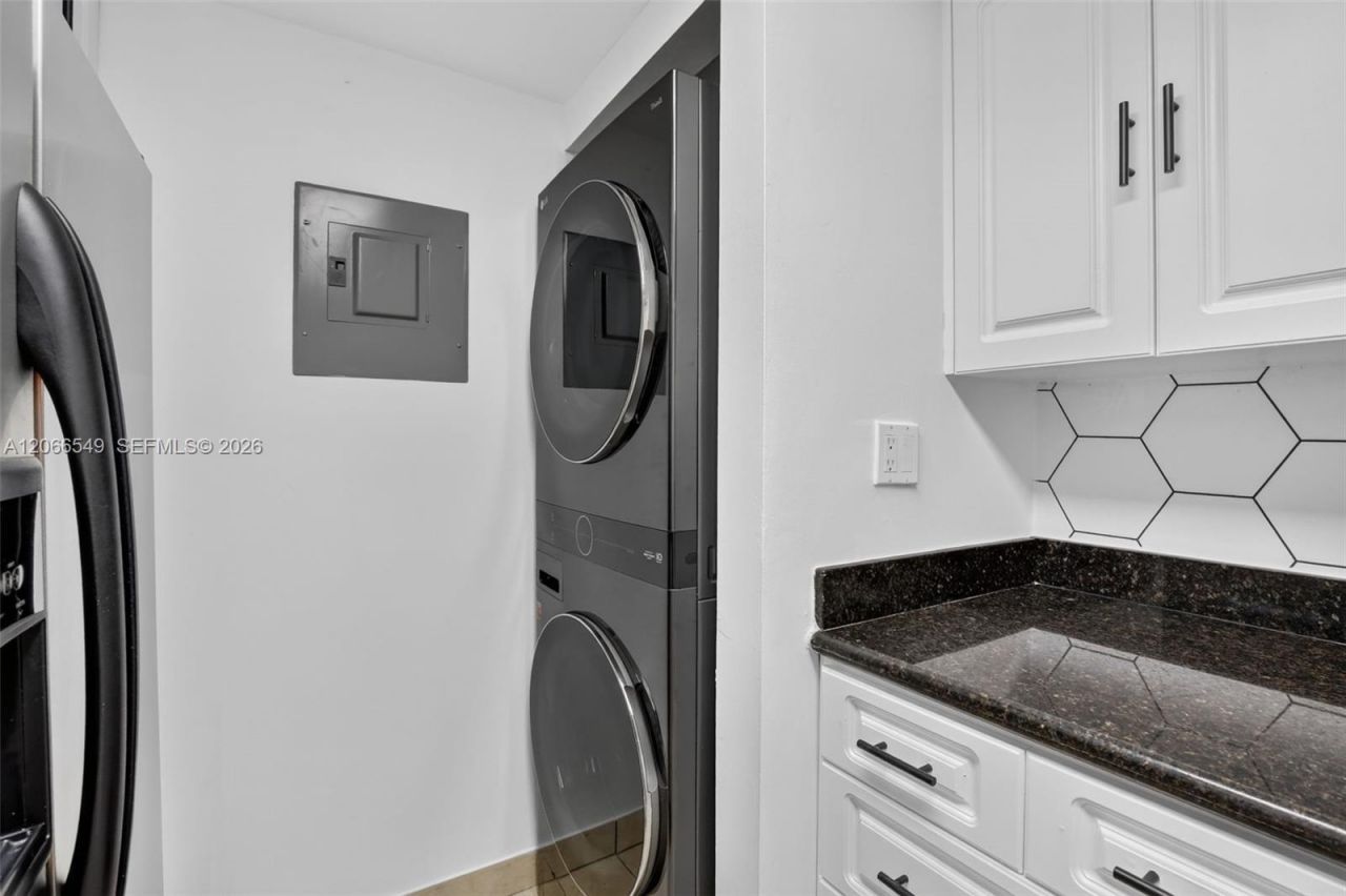 220 Lakeview Dr , Unit 210, Weston, FL 33326 Photo