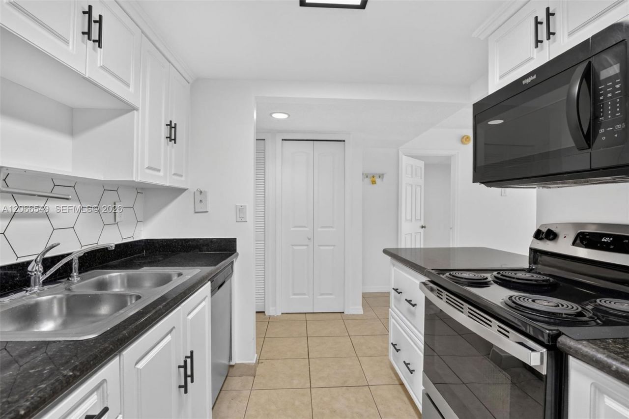220 Lakeview Dr , Unit 210, Weston, FL 33326 Photo