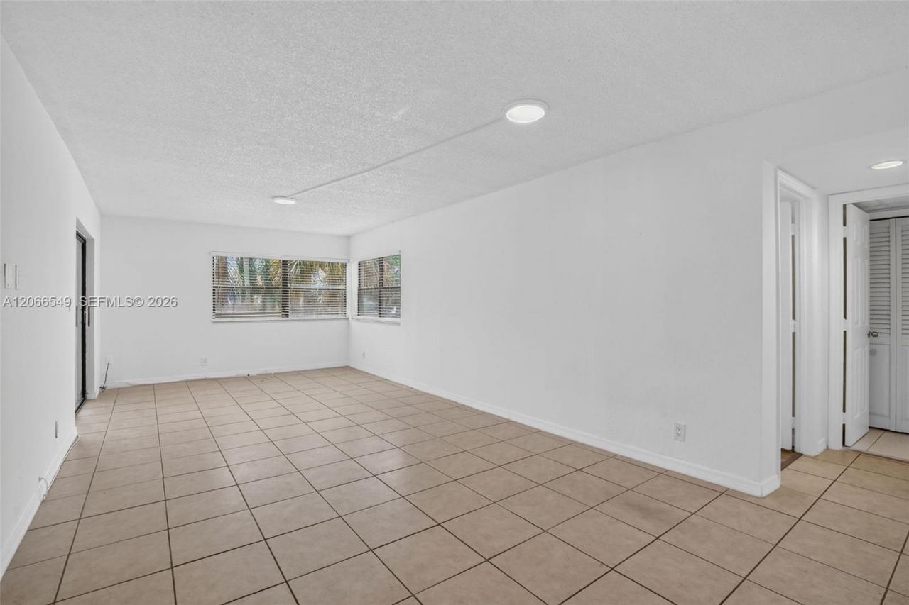 220 Lakeview Dr , Unit 210, Weston, FL 33326 Photo