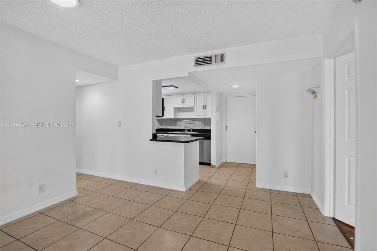 220 Lakeview Dr , Unit 210, Weston, FL 33326 Photo