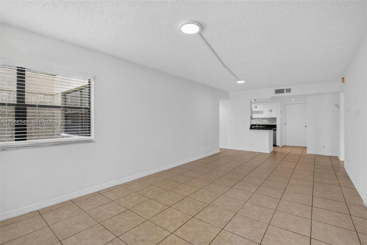 220 Lakeview Dr , Unit 210, Weston, FL 33326 Photo