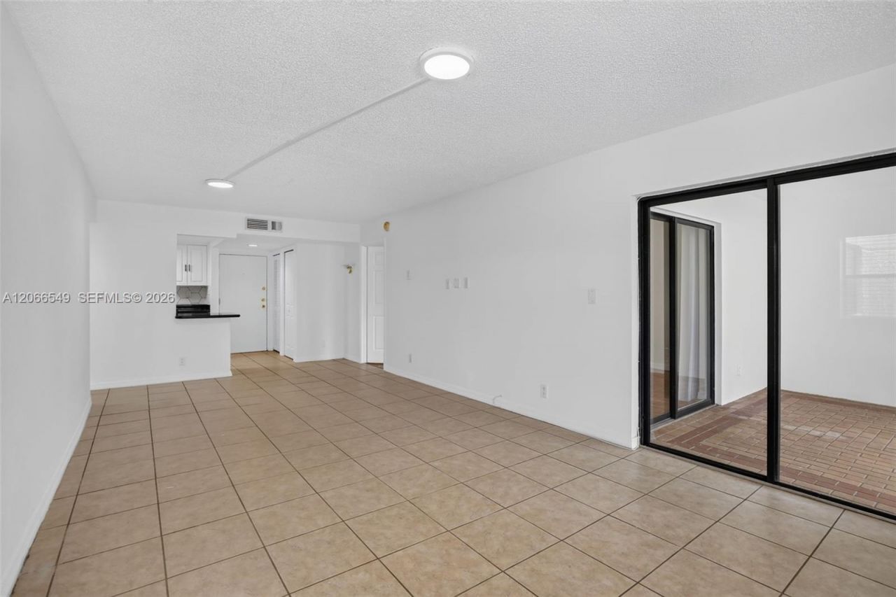 220 Lakeview Dr , Unit 210, Weston, FL 33326 Photo