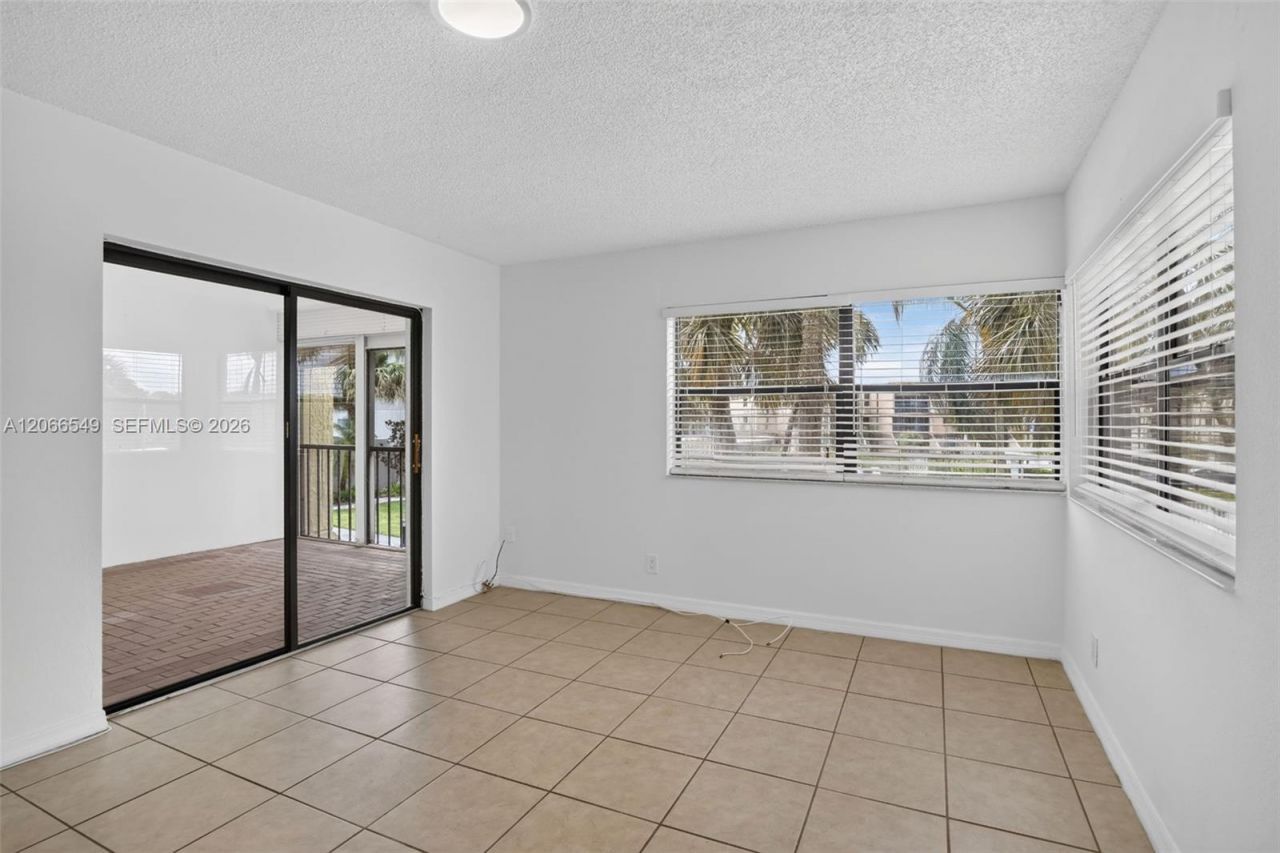 220 Lakeview Dr , Unit 210, Weston, FL 33326 Photo
