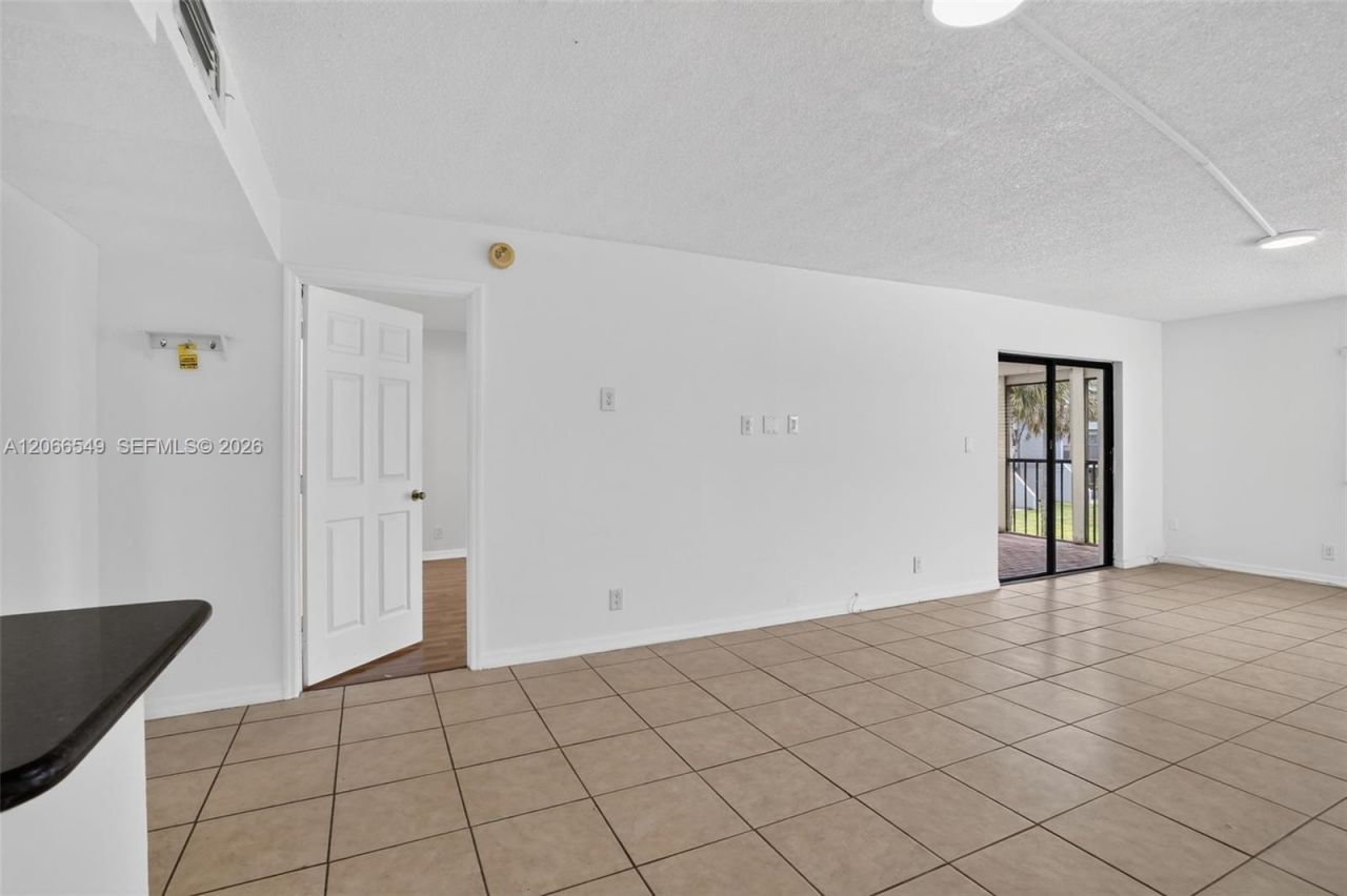 220 Lakeview Dr , Unit 210, Weston, FL 33326 Photo