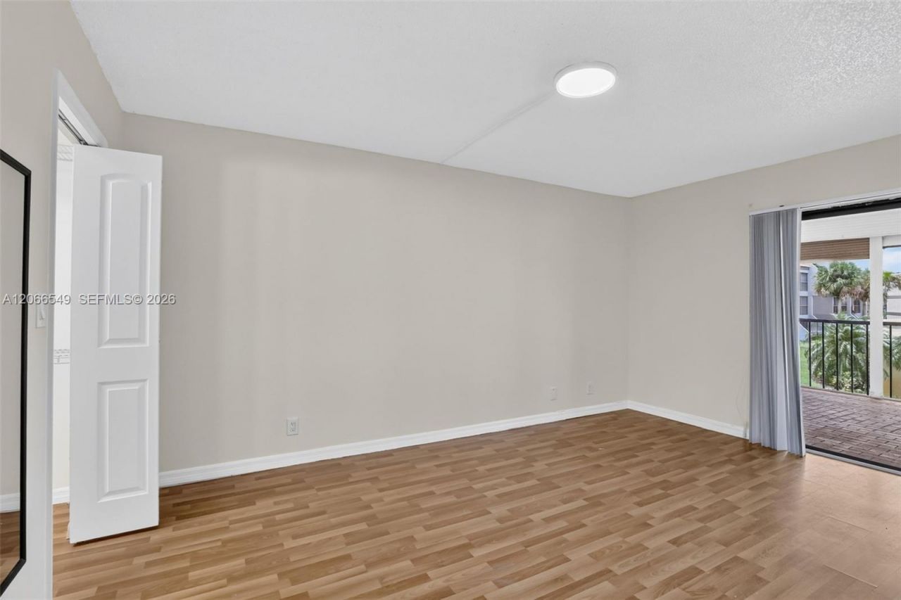 220 Lakeview Dr , Unit 210, Weston, FL 33326 Photo