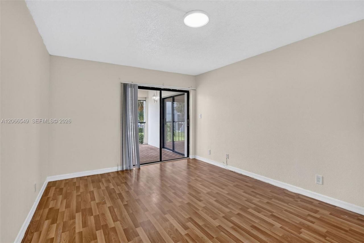 220 Lakeview Dr , Unit 210, Weston, FL 33326 Photo
