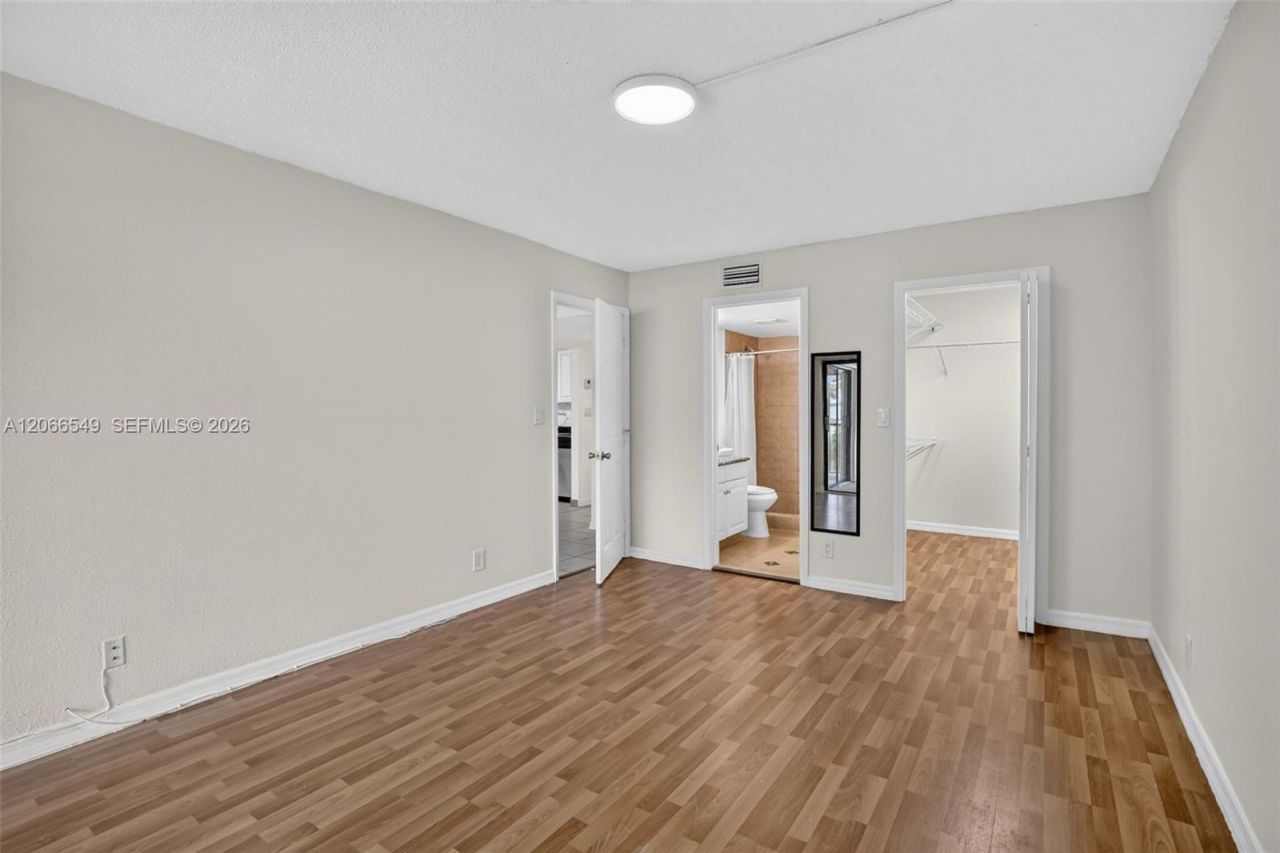 220 Lakeview Dr , Unit 210, Weston, FL 33326 Photo