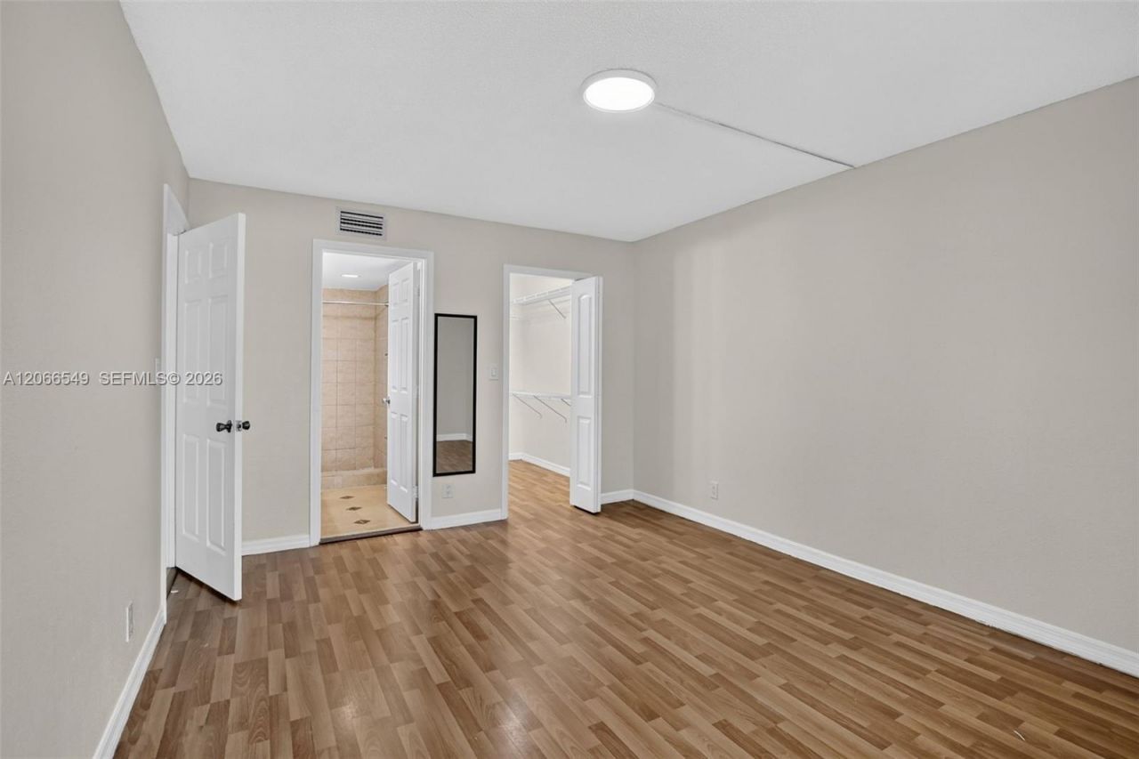 220 Lakeview Dr , Unit 210, Weston, FL 33326 Photo