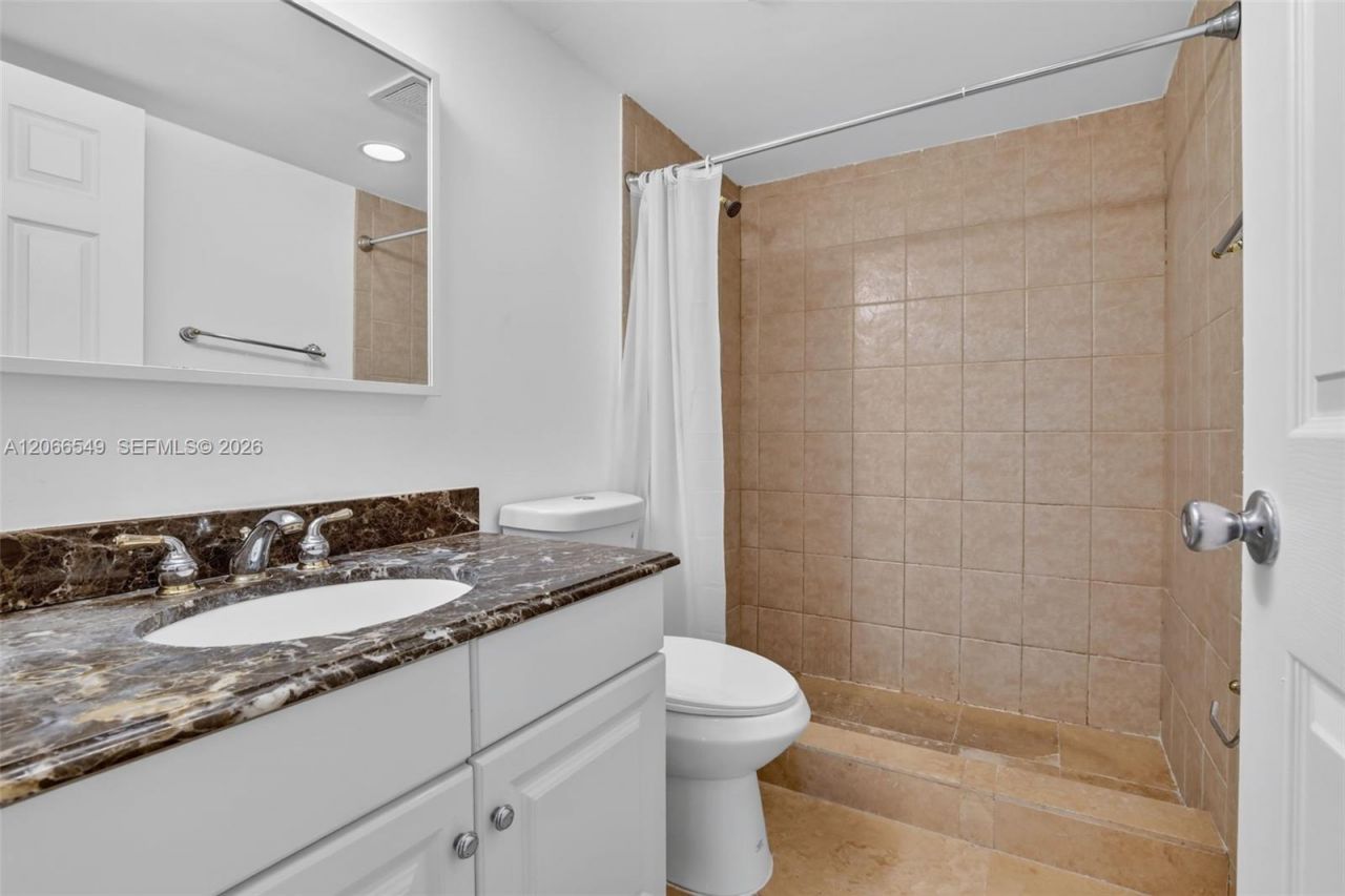 220 Lakeview Dr , Unit 210, Weston, FL 33326 Photo