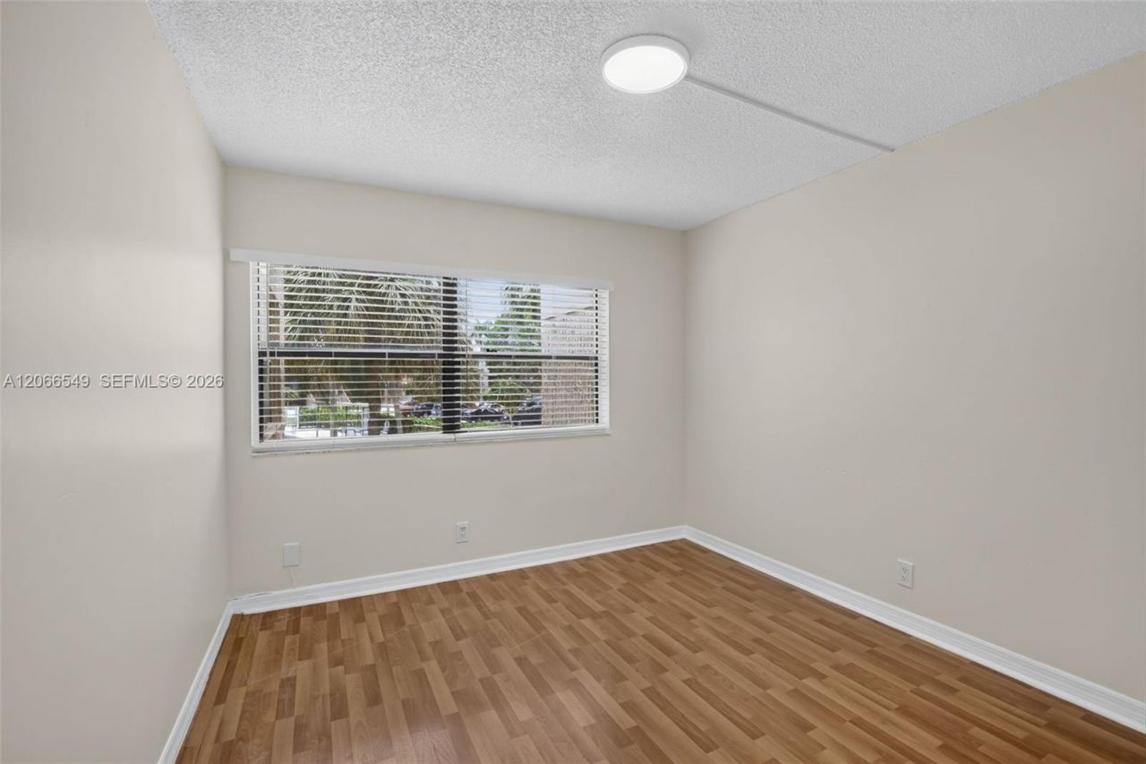 220 Lakeview Dr , Unit 210, Weston, FL 33326 Photo
