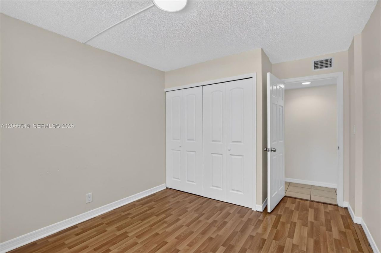 220 Lakeview Dr , Unit 210, Weston, FL 33326 Photo